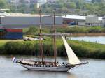 Die J.R. Tolkien am 12.05.2013 im Hafen von Hamburg.