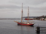 Nach passieren der geöffneten Ziegelgrabenbrücke schipperte die  LOVIS ,am 18.März 2016,zum Stralsunder Hafen.