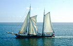 Das niederländische Plattboden-Segelschiff »Lauwers« südlich von Terschelling.