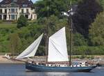 2-Master LUCIANA (IMO 5185881); Datum: 08.05.2026; Aufnahmeort: Elbe/Hafen Hamburg, Deutschland. Das Bild entstand anl�sslich der Einlaufparade zum 837. Hafengeburtstag.