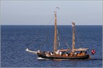 Die MESTER wurde 1903 gebaut. Sie ist 14,75 m lang und 4,80 m breit. Heimathafen ist Rønne auf Bornholm (Dänemark). Hier fährt sie am 27.08.2016 die Nordostküste Bornholms entlang.