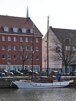 Ein weißes (mir unbekanntes) Segelschiff im Lübecker Stadthafen.