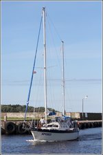 Die 2-Mast-Segelyacht SPOKO fährt unter polnischer Flagge. Hier läuft sie am 23.08.2016 in Nexö (Bornholm) ein.
