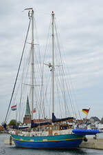 Die Segelyacht SAFIER hat im Yachthafen Rosenhof angelegt. (Priwall, Mai 2023)