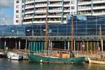 Der 2 Mast Segler „WIKING“ liegt im Museumshafen von Bremerhaven am Kai.