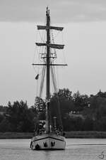 Das ehemalige niederländische Plattbodenschiff WEISSE DÜNE kehrt von einer Touristenfahrt zurück.