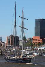 2-Master WYLDE SWAN (IMO 5126718); Datum: 10.05.2015; Aufnahmeort: Elbe/Hafen Hamburg, Deutschland. Das Bild entstand anl�sslich des 826. Hafengeburtstages.