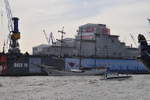 Die Bark Artemis* aufgenommen auf dem Hafenfest in Hamburg am 11.05.2019 -im Hintergrund eingepackt die Superjacht  Octupus   *Die Dreimastbark Artemis strahlt große Seefahrertradition aus.