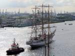 Die Dar Mlodziezy und der Schlepper Bugsier 18 am 12.05.2013 auf der Elbe im Hafen von Hamburg.