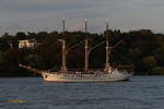 GROßHERZOGIN ELISABETH (IMO 5309413) am 7.9.2020, in der abendlichen Sonne Hamburg unter Motor auslaufend, Elbe Höhe Neumühlen, Begleitschiff bei der Einlaufparade der