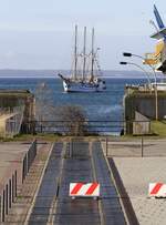 Im Bild vorn: Gleisende am linken (von der Fußgängerbrücke aus gesehen) Fährbett im Stadthafen Sassnitz.