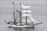 Die seit 2009 als Barkentine getakelte LOTH LORIEN (IMO 5254151) wurde 1907 in Bergen (Norwegen) als Heringslogger gebaut. Seither war sie auch schon als Zweimast-Logger und 3-Mast-Gaffeltopschoner unterwegs. Lnge: 48 m, Breite: 6 m, Segelflche: 500 m, Heimathafen: Amsterdam (Niederlande). Hier fhrt sie am 28.07.2013 auf der Weser bei Bremerhaven. 