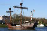 In der Warteschleife vor der Schleuse Kiel - Holtenau - Kraweelnachbau Lisa von Lübeck - 08.05.2017