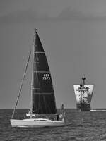 Das Segelboot FRIZZANTE ist hier auf der Ostsee unterwegs, im Hintergrund LISA VON LÜBECK.