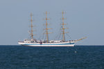 Die MIR, der schnellste Großsegler der Welt (lt. Werbeplakat) vor dem Ostseebad Binz. - 07.06.2016