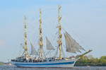 Die Mir IMO-Nummer:8501701 Flagge:Russland Länge:109.0m Breite:14.0m Baujahr:1987 Bauwerft:Stocznia Gdansk Shipbuilding,Danzig Polen aufgenommen bei der Auslaufparade zum 828 Hamburger