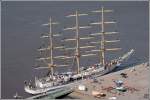 Das 1987 gebaute russische Segelschulschiff MIR (IMO 8501701) aus der Vogelperspektive. Die MIR ist .a. 108,90 m lang, die Rumpflnge betrgt 94,80 m, die Breite 14 m. Whrend der Ltten Sail lag sie vom 26.08. bis 31.08.2008 an der Seebderkaje in Bremerhaven. Aufgenommen am 31.08.2008 von der Aussichtsplattform auf dem Atlantic Hotel Sail City.

