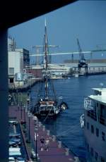 Eine Segelyacht-Nachbau im Hafen von Savannah / Georgia auf dem Savannah River im April 1984
