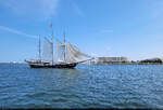 (verbessert)    Dreimast-Segelschiff REGINA MARIS (IMO: 7025126) von 1970 bei der Hanse Sail vor dem Hafen Warnem�nde.