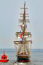 STAD AMSTERDAM hat den Hafen von Lübeck-Travemünde verlassen und fährt hinaus auf die Ostsee.