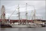 An der Barkentine SHABAB OMAN haben die beiden 1960 bzw. 1961 gebauten Yawls SVANEN und THYRA, die der Dnisch Kniglichen Marine als kleine Segelschulschiffe dienen, whrend der Ltten Sail in Bremerhaven im Pckchen festgemacht. 28.08.2008