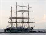 Die KRUZENSHTERN wurde 1926 als PADUA in Bremerhaven gebaut. Um den 03.10.2008 war sie wieder fr einige Tage in Bremerhaven. Die KRUZENSHTERN (oder auch KRUSENSTERN) ist 114,50 m lang, 14,20 m breit, hat eine Tiefgang von 6,70 m und eine Segelflche von 3.553 m. Bis zum 2. Weltkrieg wurde sie in der Salpeter-Fahrt nach Sdamerika eingesetzt. Nach dem Krieg ging sie als Reparationsgut an die Sowjetunion. Heute wird sie vom russischen Ministerium der Fischwirtschaft als Ausbildungssegler der Fischereiflotte eingesetzt. Heimathafen ist Kaliningrad.