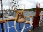 Die Schiffsglocke der PASSAT auf dem Vorschiff der 4 Mast-Stahlbark, dem Wahrzeichen von Lbeck-Travemnde... Aufgenommen: 15.5.2011