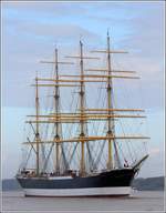 Nach dreijährigen Restaurierungsarbeiten auf der Peters-Werft wurde die 1911 in Dienst gestellte Viermast-Stahlbark PEKING von Wewelsfleth nach Hamburg geschleppt. Das Schiff ist 115 m lang und 14,40 m breit. Sie war eine der legendären Flying-P-Liner der Hamburger Reederei Laiesz und soll ein Kernstück des im Aufbau befindlichen Deutsche Hafenmuseums werden. Stadersand, 07.09.2020