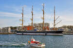 Viermastbark PASSAT und SAR-Boot SAPHIR am 27.01.2024 im Hafen von Lübeck-Travemünde