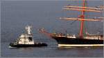 Der Schlepper BERNE (IMO 8500422) assistiert dem russischen Großsegeler SEDOV bei der Einfahrt in den Fischereihafen in Bremerhaven. 23.10.2015