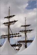 Fr die Mann- und Frauschaft der GORCH FOCK stand nach dem Einlaufen in den Neuen Hafen von Bremerhaven zunchst das Bergen der Segel auf dem Programm. 25.08.2010