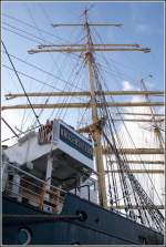 Gromast und Brcke des russischen Segelschulschiffes KRUZENSHTERN (KRUSENSTERN), einer Viermast-Bark. Am 03.10.2008 in Bremerhaven fotografiert.