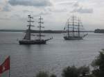 Zwei-und Dreimaster auf der Elbe