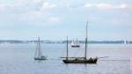 Einmaster und Zweimaster vereint auf einem Bild, gesehen in der Lübecker Bucht bei Niendorf an der Ostsee am 23.09.2012