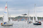 Segelboote im Hafen von Lübeck-Travemünde (27.08.2022). Im Hintergrund: Marine-Hubschrauber 89+58