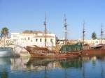 Segler der im Hafen von Rethymno ( auf Kreta ) vor Anker liegt.