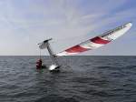 Auf der Ostsee vor Warnemnde muss ein Katamaransegler der Top-Cat Klasse, nach dem unfreiwilligen baden gehen, wieder aufgerichtet werden. Beide Segler geben alles und ziehen das Segel mit voller Kraft aus dem Wasser.