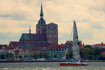 Katamaran vor St.-Nikolai-Kirche in Stralsund.