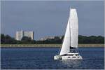 Der Katamaran KARIOCA II+ ist vor Cuxhaven unterwegs. 18.08.2020