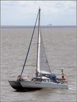 Das Katamaran-Segelboot LORBAS am 24.08.2008 in der Elbmndung bei Cuxhaven.