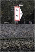 Am Bubendey-Ufer in Hamburg steht dieses Zeichen, dass auf Seitenwind hinweist, der von den startenden oder landenden Flugzeugen beim Airbus-Werk verursacht wird. 11.10.2013