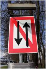 Dieses Binnenschifffahrtszeichen verbietet das Begegnen und Überholen. Am 20.03.2014 am Nassen Dreieck gesehen.