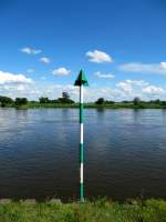 Dieses Steuerbordseitige Binnenwasserstrassenzeichen zeigt am 24.05.2014 auf den perfekten  Fotografier-Himmel  in Tangermünde