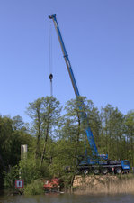 Eine neue Brücke entsteht, zwischen Klenzsee und Gobenow See.
Das Seezeichen müsste wohl um 90 Grad gedreht werden, dann wäre die Bedeutung:
 Warten bis Durchfahrt gewährt wird Dies macht durchaus Sinn, denn es werden meterlange Spundbohlen gesetzt. 09.05.2016 10:52 Uhr.