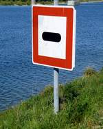 Schifffahrtszeichen vor der Altrheinschleuse bei Breisach, bedeutet  Anhalten  April 2017