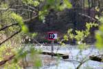 Mindestens 20m Abstand muß ein Wasserfahrzeug von diesem Zeichen halten. Berlin-Moorlake am 15.04.2020. 