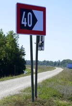 Binnenschiffahrtszeichen am Rheinwehr bei Burkheim, zeigt ein eingeengtes Fahrwasser mit Meterangabe an, Aug.2022