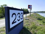 Burkheim am Rhein, Kilometerangabe und Schiffahrtszeichen vor dem Burkheimer Wehr, August 2022