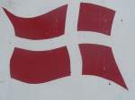 Die dänische Flagge auf einem kleinen Schiff in Sønderburg.