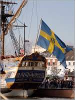 Im Heck der GTHEBORG flattert eine riesige Schwedische Flagge als Doppelstander mit dem Emblem der Svenska Ostindiska Companiet. 25.08.2010